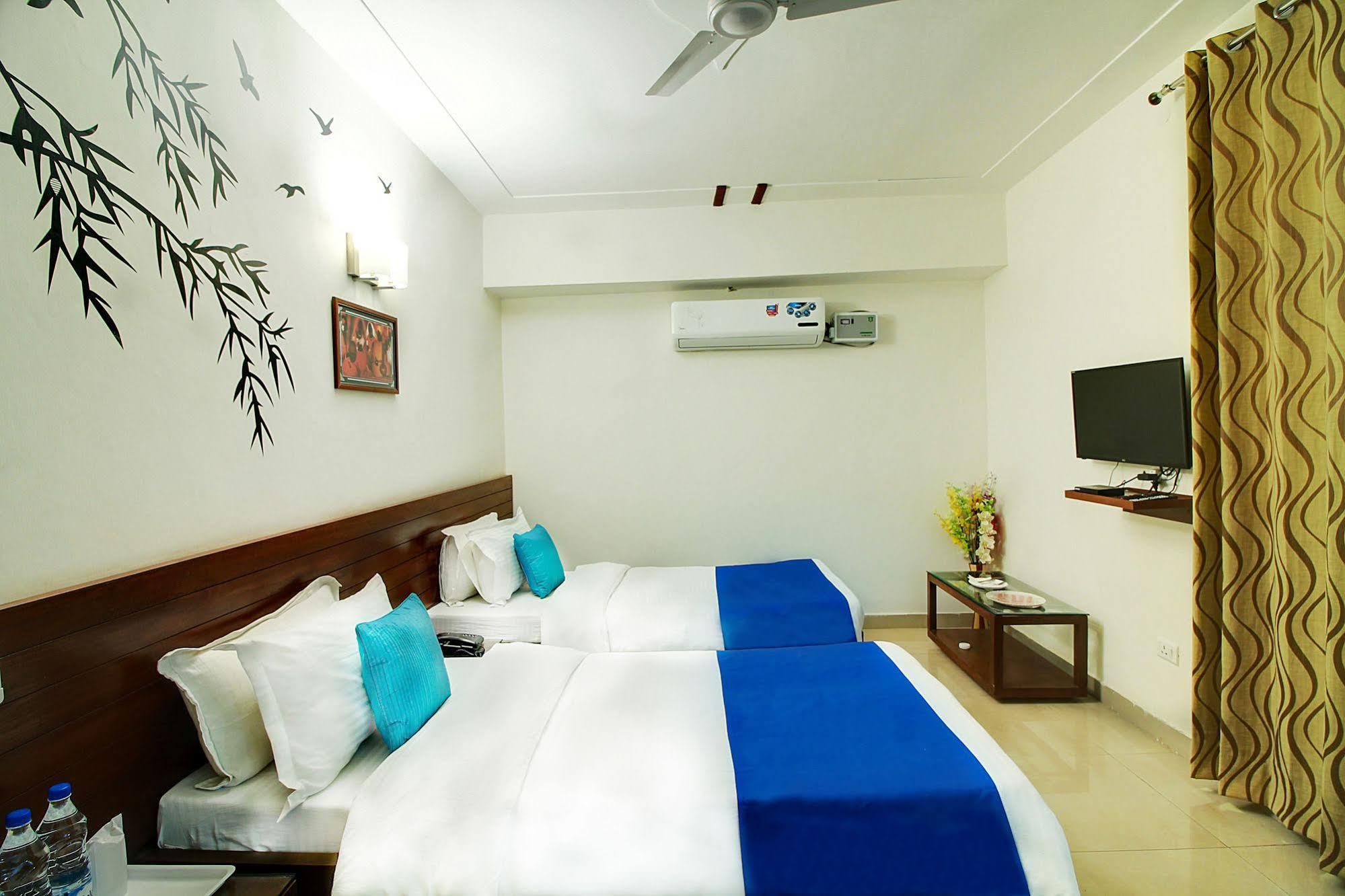 Staayz Premium Gurgaon Hotel Bagian luar foto
