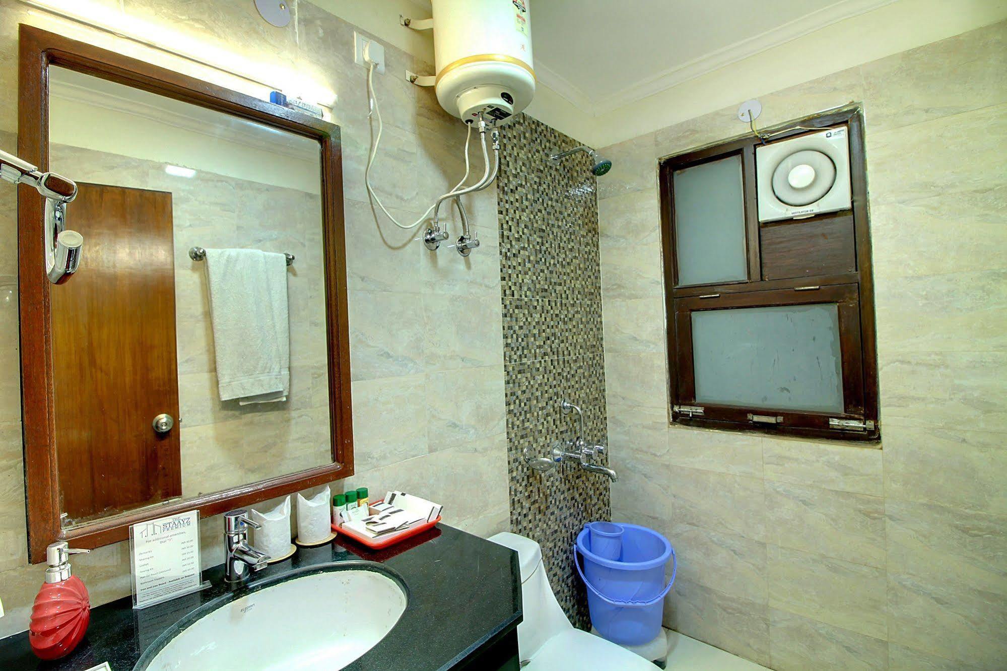 Staayz Premium Gurgaon Hotel Bagian luar foto