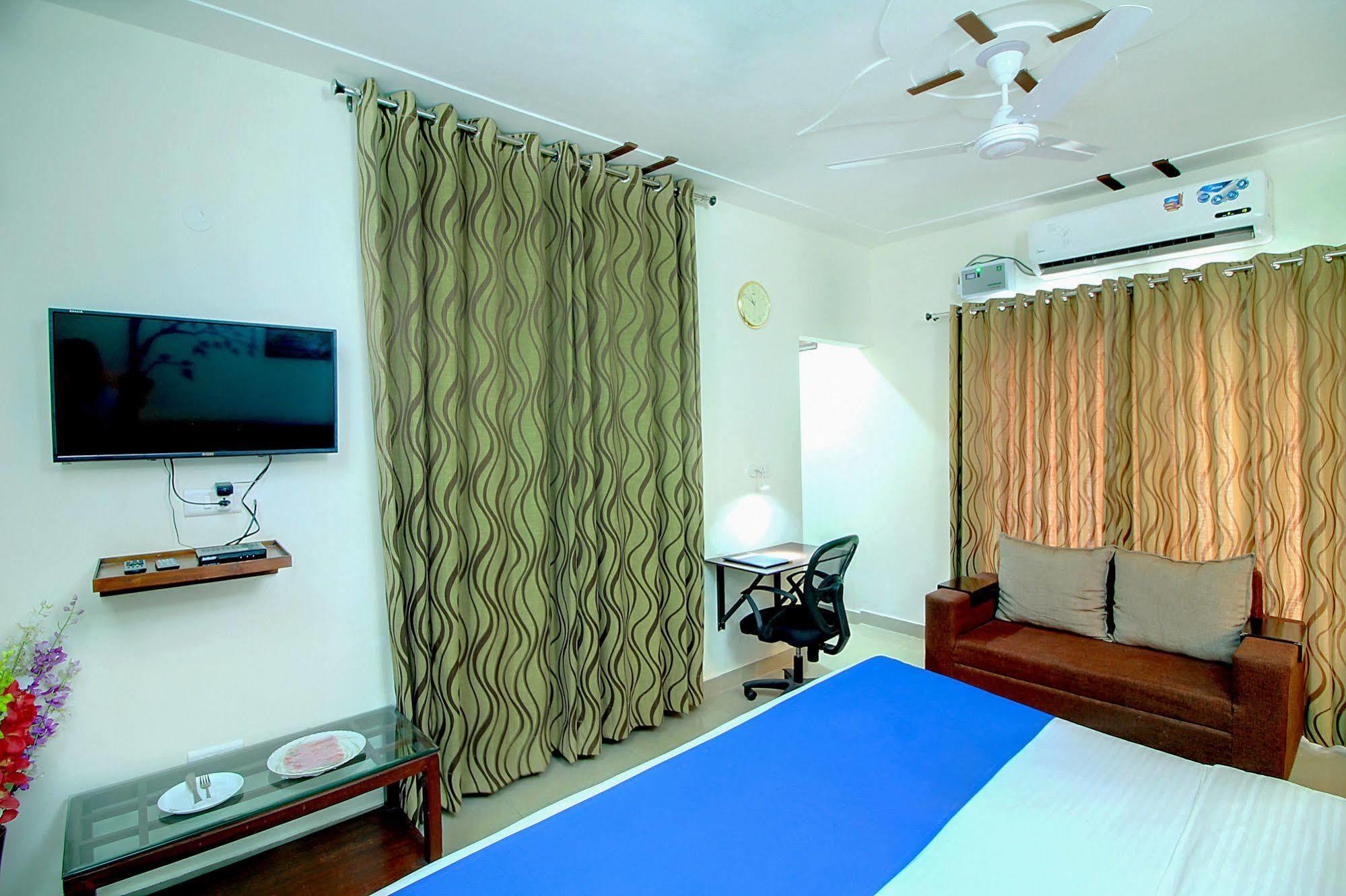 Staayz Premium Gurgaon Hotel Bagian luar foto