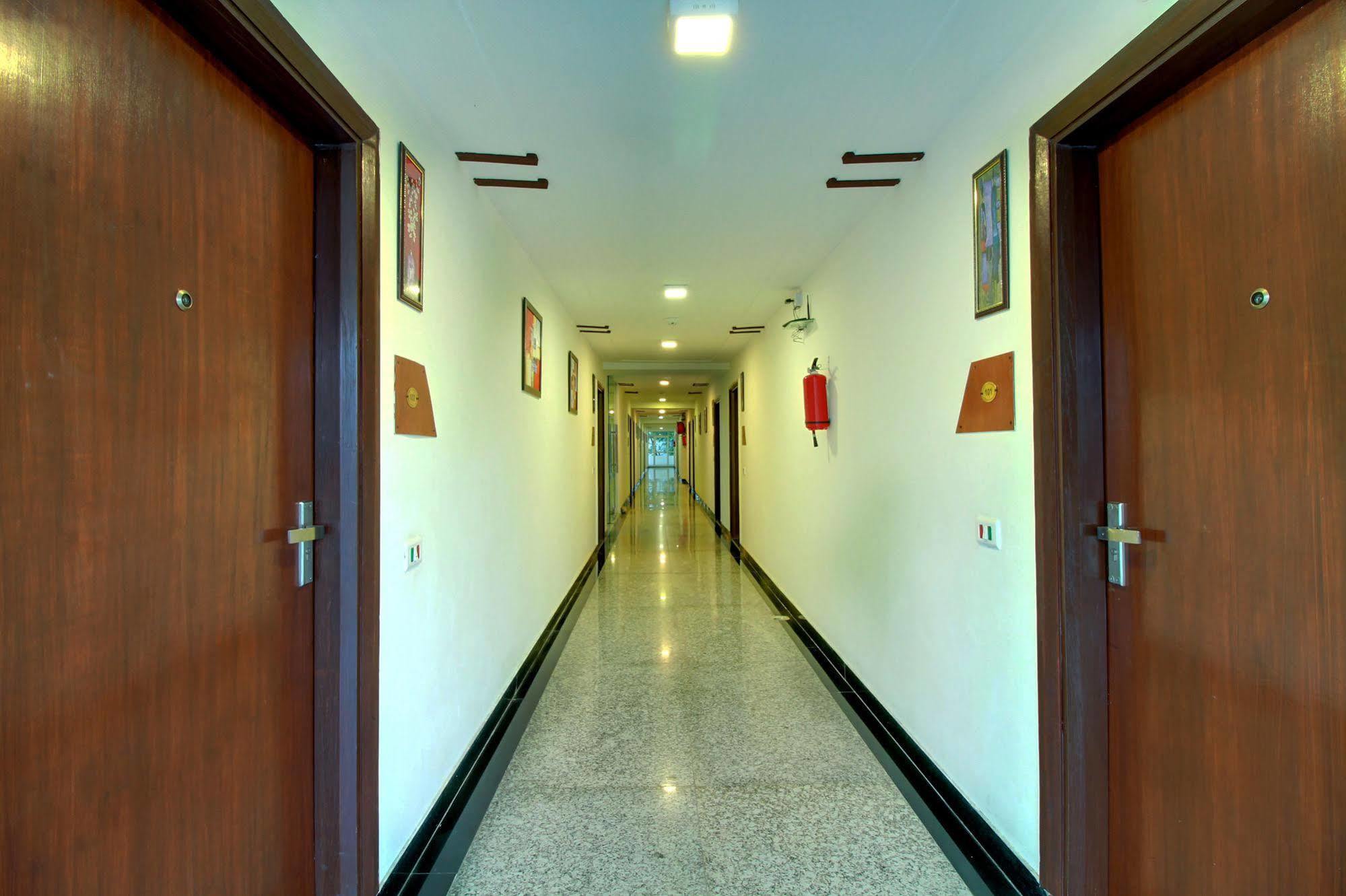 Staayz Premium Gurgaon Hotel Bagian luar foto