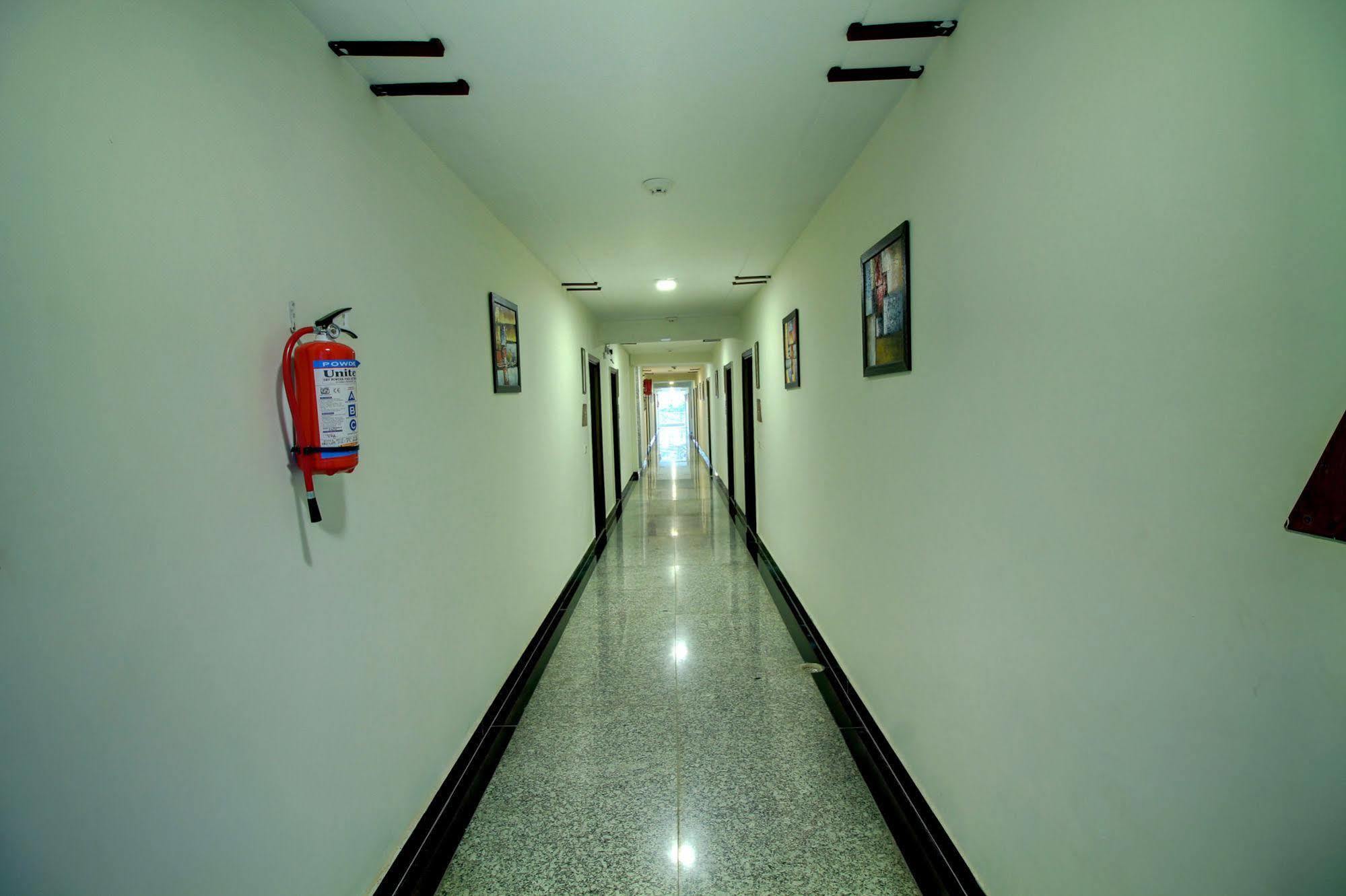 Staayz Premium Gurgaon Hotel Bagian luar foto
