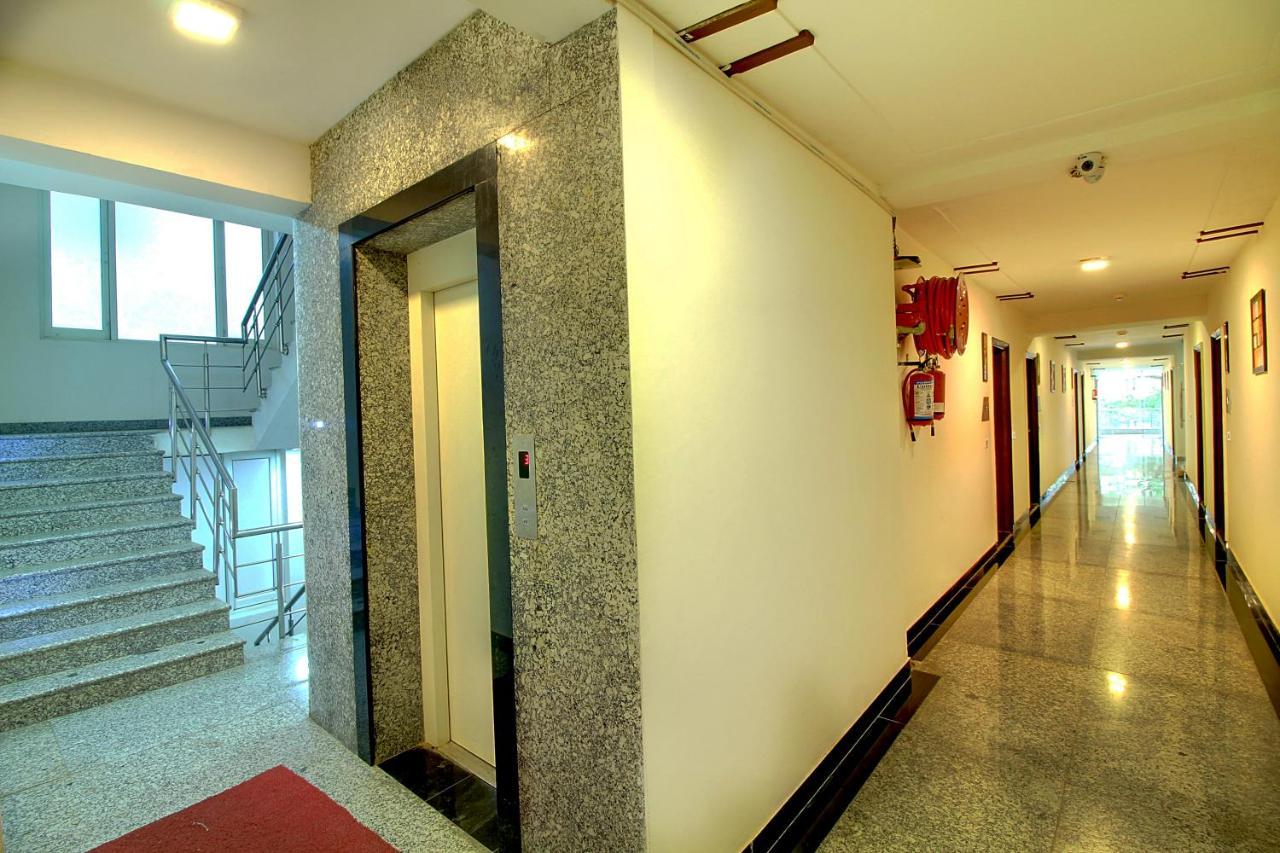 Staayz Premium Gurgaon Hotel Bagian luar foto