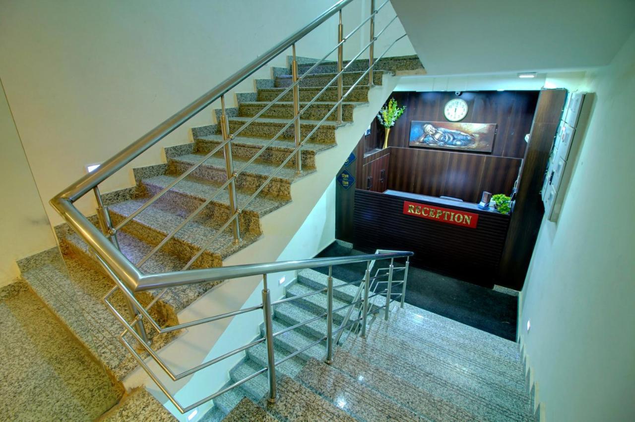 Staayz Premium Gurgaon Hotel Bagian luar foto
