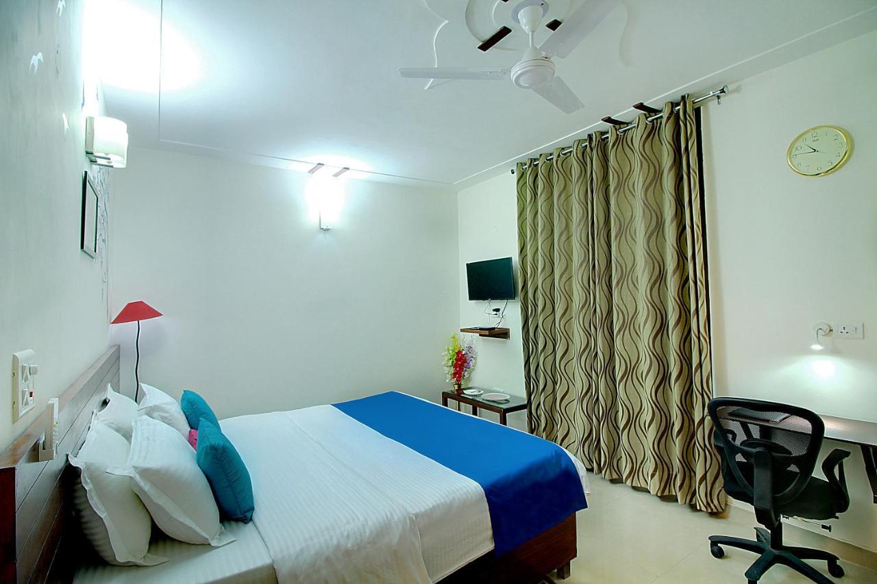 Staayz Premium Gurgaon Hotel Bagian luar foto